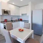 Apartment 2 Bedroom With Pool, Walk To & Puerto Marina