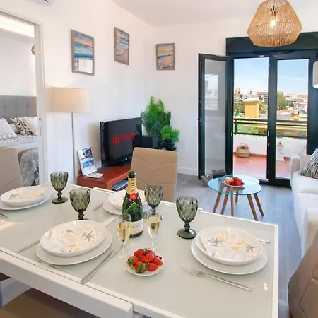 Apartment 2 Bedroom With Pool, Walk To & Puerto Marina *